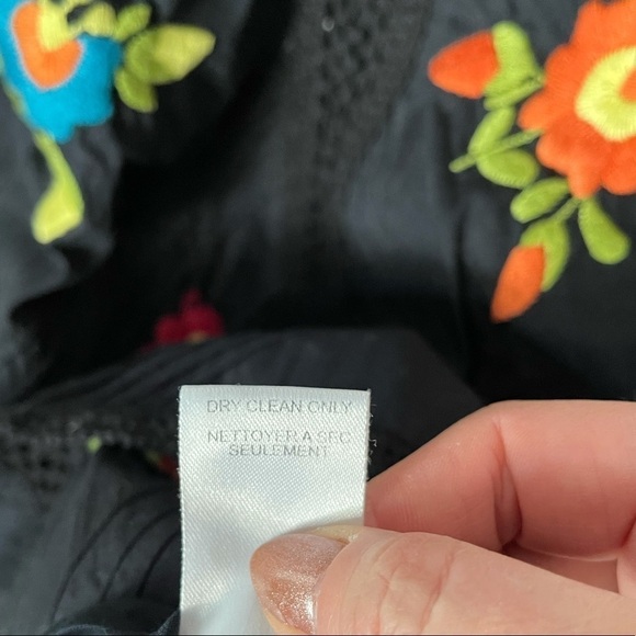 Embroidered floral sleeveless black dress - Picture 5 of 5